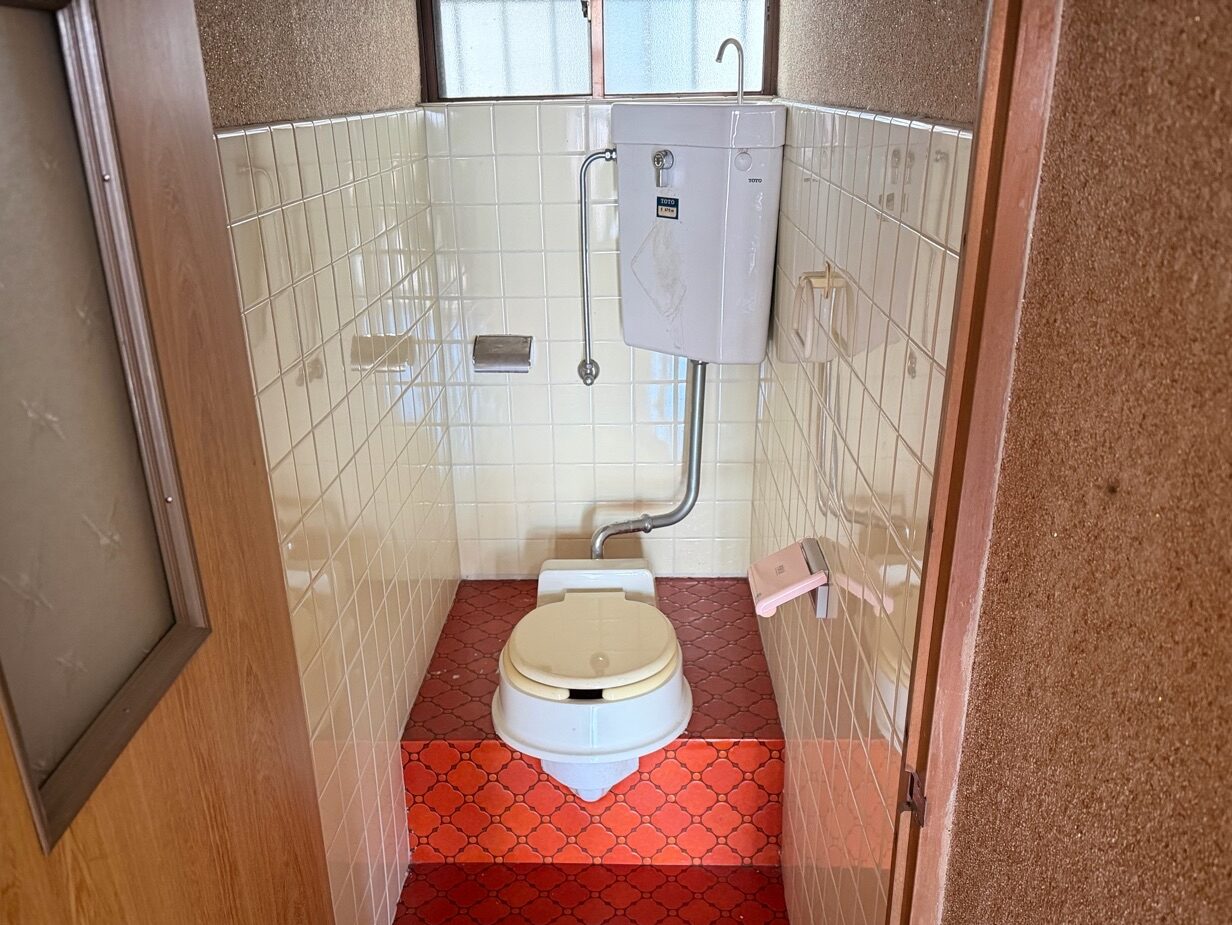 施工前　（1階トイレー塗装工事・便器交換）
